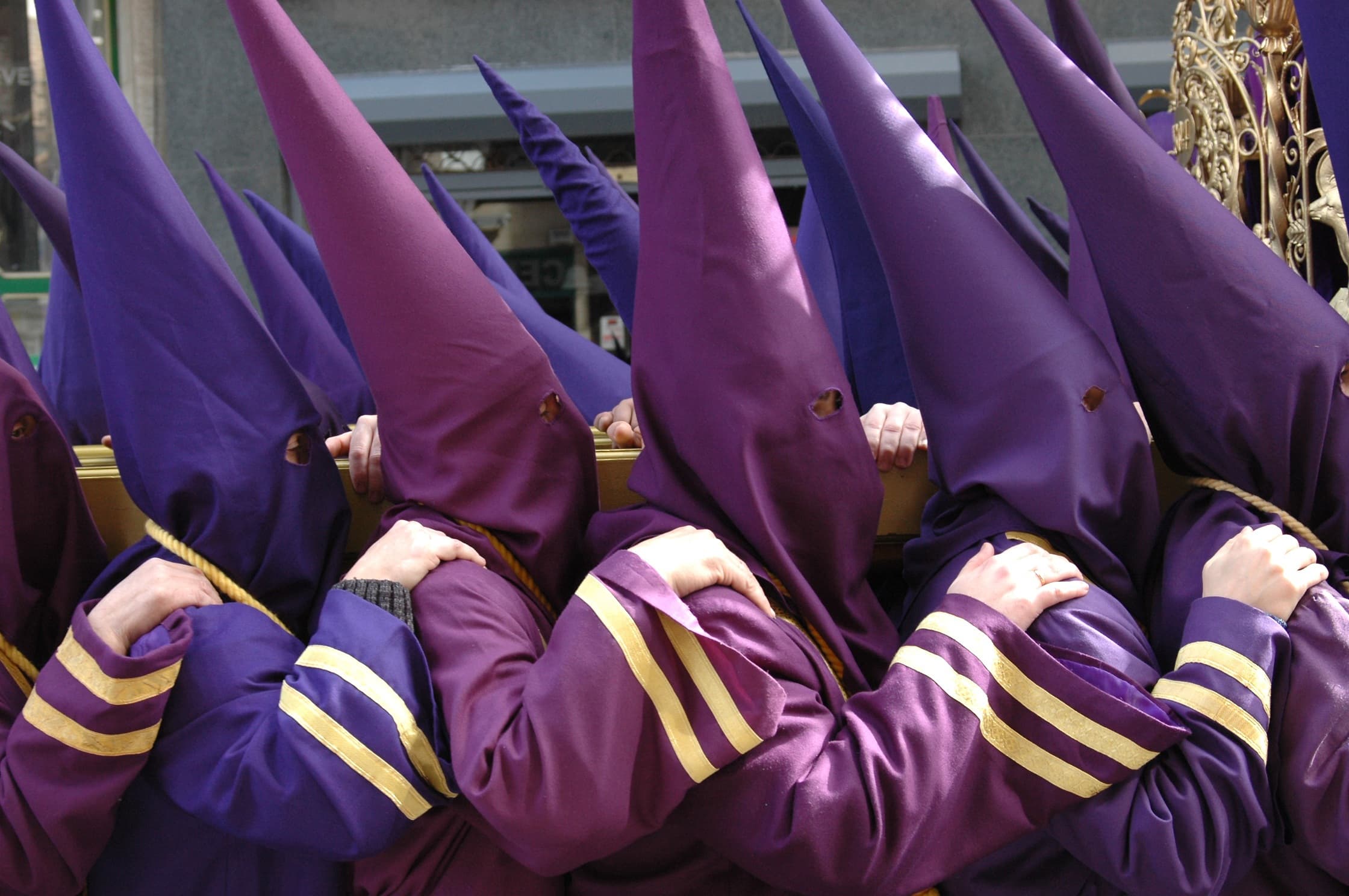 Capirotes de Semana Santa en detalle, mostrando sus distintos colores y formas